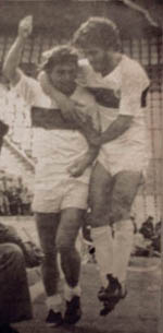 Kostic celebra uno de sus 24 goles con la franjiverde.